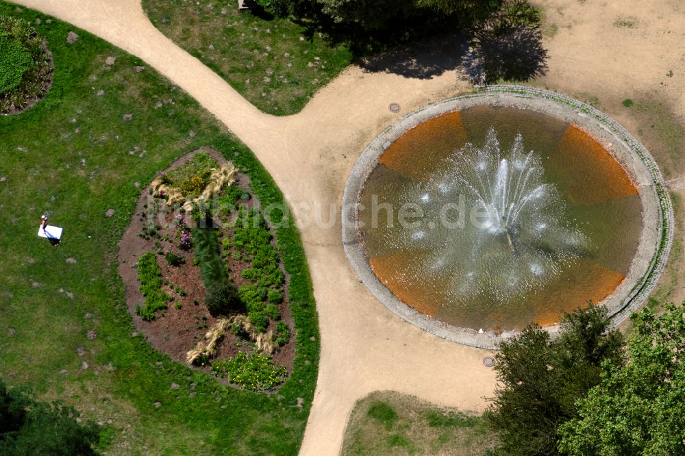 Braunschweig aus der Vogelperspektive: Wasserspiele- Brunnen in der Parkanlage Inselwall Park in Braunschweig im Bundesland Niedersachsen, Deutschland