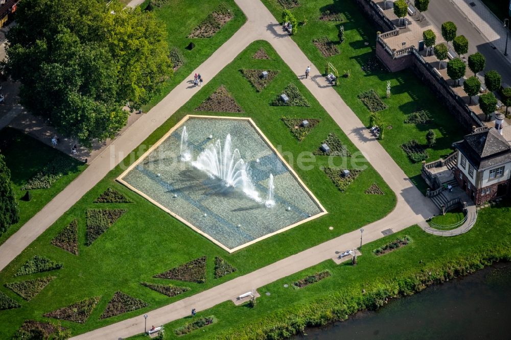 Luftaufnahme Bad Kissingen - Wasserspiele- Brunnen in der Parkanlage des Rosengarten an der Balthasar-Neumann-Promenade in Bad Kissingen im Bundesland Bayern, Deutschland
