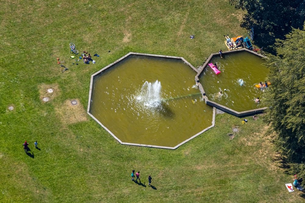 Bochum aus der Vogelperspektive: Wasserspiele- Brunnen im Stadtpark im Ortsteil Wattenscheid in Bochum im Bundesland Nordrhein-Westfalen, Deutschland