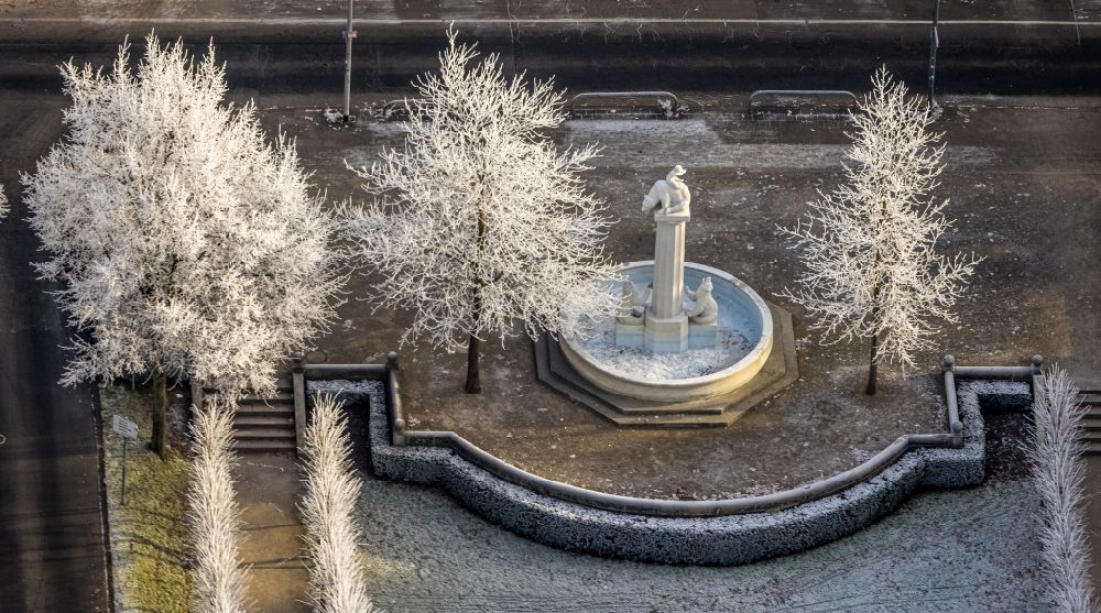 Hamm von oben - Wasserspiele- Brunnen mit im winterlichen Rauhreif stehenden Bäumen des Ostring - Park in Hamm im Bundesland Nordrhein-Westfalen, Deutschland