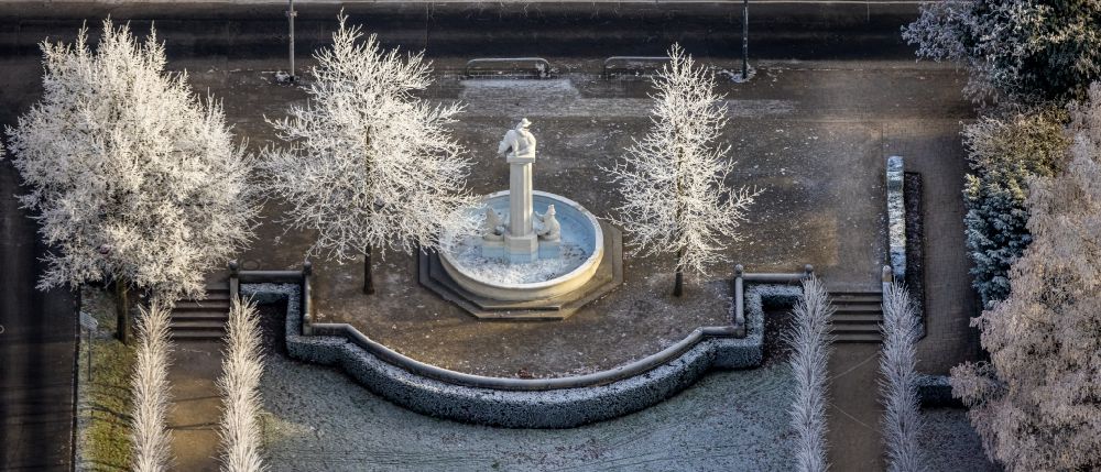 Hamm aus der Vogelperspektive: Wasserspiele- Brunnen mit im winterlichen Rauhreif stehenden Bäumen des Ostring - Park in Hamm im Bundesland Nordrhein-Westfalen, Deutschland