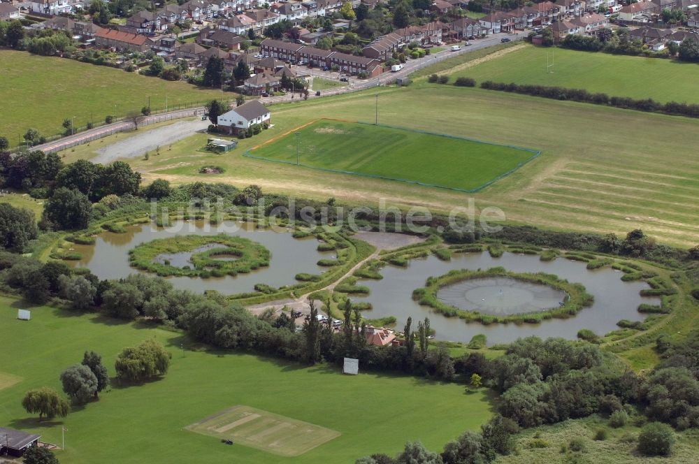 Luftaufnahme London - Wasserspiele auf dem Gelände des Friedhofs Roding Lane Cemetry im Ortsteil Woodford von London in der Grafschaft Greater London in Großbritannien