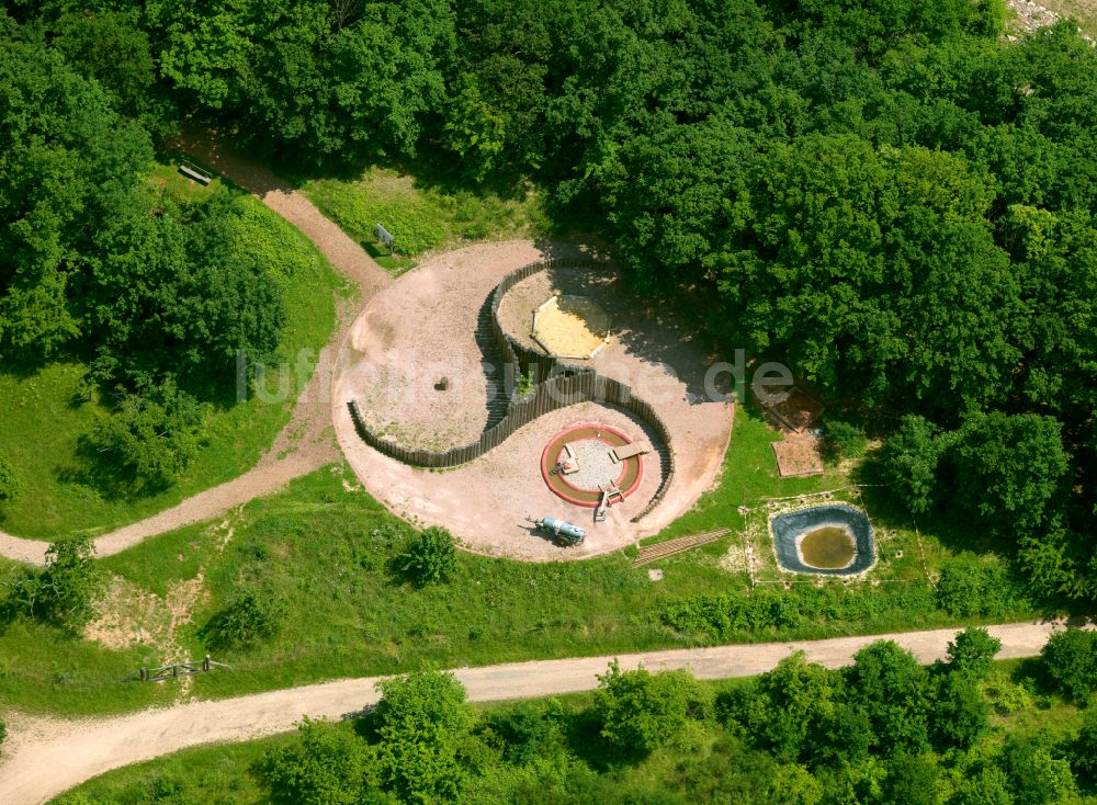 Luftaufnahme Steinbach am Donnersberg - Wasserspielplatz im Keltengarten in Steinbach am Donnersberg im Bundesland Rheinland-Pfalz, Deutschland
