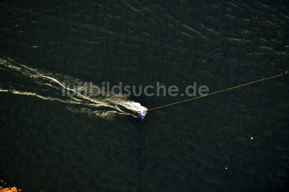 Luftbild Marienwerder - Wassersportler auf dem Kiessee in Marienwerder im Bundesland Brandenburg