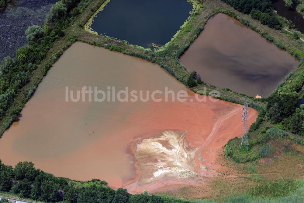 Luftaufnahme Nalbach - Wasserverfärbungen in Tagebau Abraum- und Restflächen am Kindelfloß in Nalbach im Bundesland Saarland, Deutschland