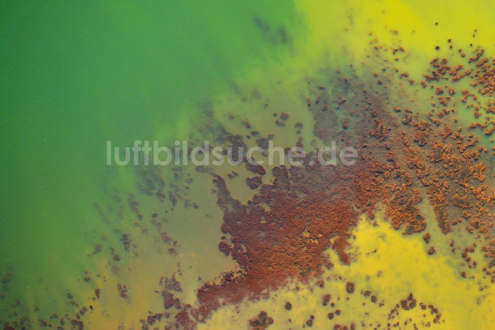 Luftaufnahme Schipkau - Wasserverfärbungen in Tagebau Abraum- und Restflächen in Schipkau im Bundesland Brandenburg, Deutschland