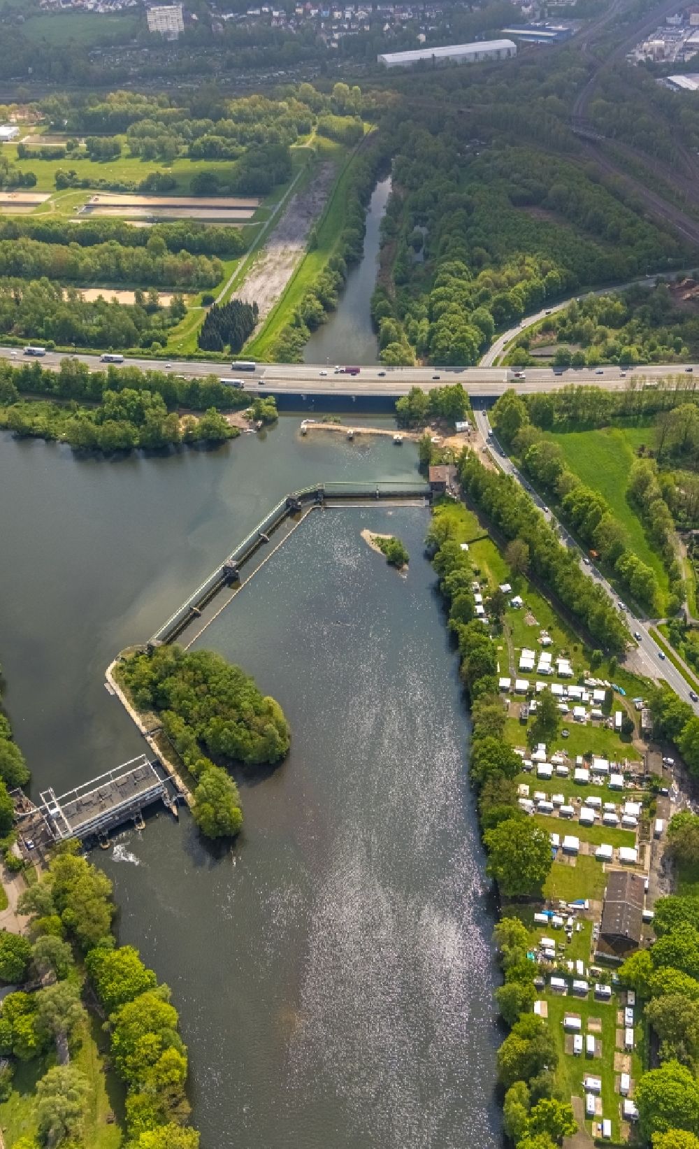 Herdecke von oben - Wasserwerk und Wasserkraftwerk entlang des Flussverlaufs der Ruhr an der Volme Brücke im Ortsteil Westende in Herdecke im Bundesland Nordrhein-Westfalen, Deutschland