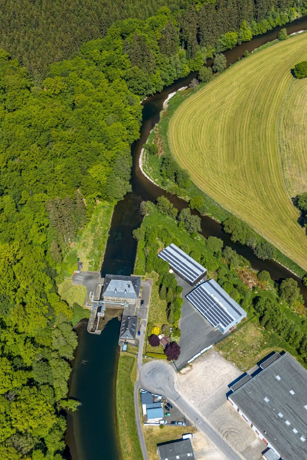 Finnentrop von oben - Wasserwerk und Wasserkraftwerk im Ortsteil Lenhausen in Finnentrop im Bundesland Nordrhein-Westfalen, Deutschland