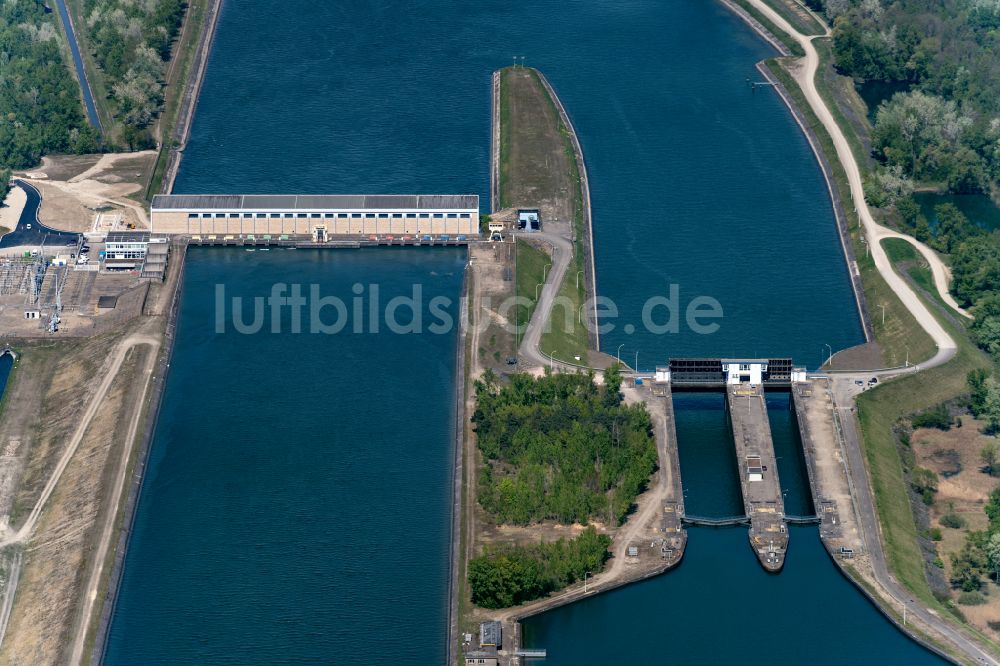 Luftaufnahme Rhinau - Wasserwerk und Wasserkraftwerk am Rhein in Rhinau in Grand Est, Frankreich