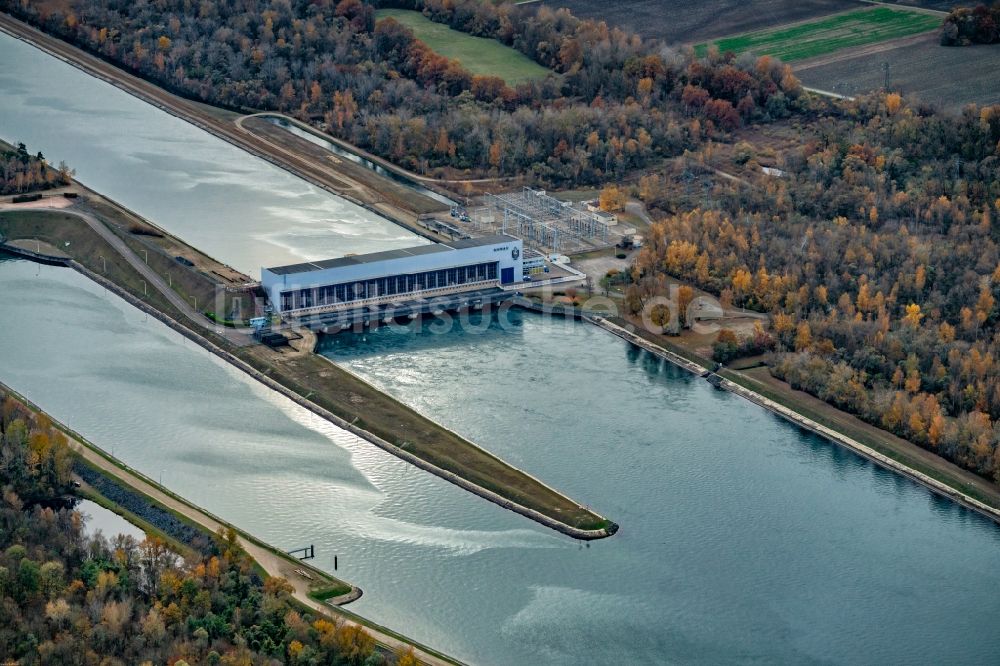 Assens aus der Vogelperspektive: Wasserwerk und Wasserkraftwerk Rhinau Hydroelectric Plant am Rhein in Assens in Grand Est, Frankreich