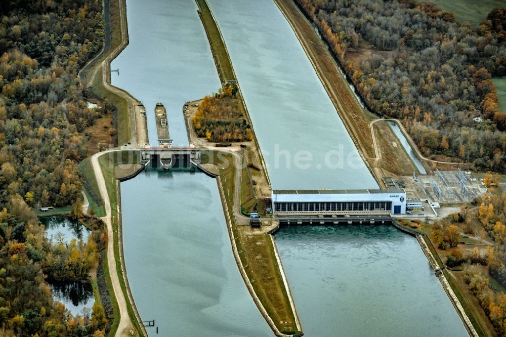 Luftbild Assens - Wasserwerk und Wasserkraftwerk Rhinau Hydroelectric Plant am Rhein in Assens in Grand Est, Frankreich