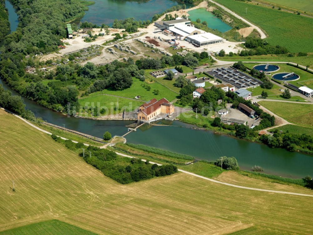 Kiebingen aus der Vogelperspektive: Wasserwerk und Wasserkraftwerk am Ufer des Flußverlaufes des Neckar in Kiebingen im Bundesland Baden-Württemberg, Deutschland