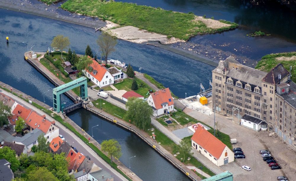 Luftaufnahme Bernburg (Saale) - Wasserwerk und Wasserkraftwerk Wasserkraft in Bernburg (Saale) im Bundesland Sachsen-Anhalt, Deutschland
