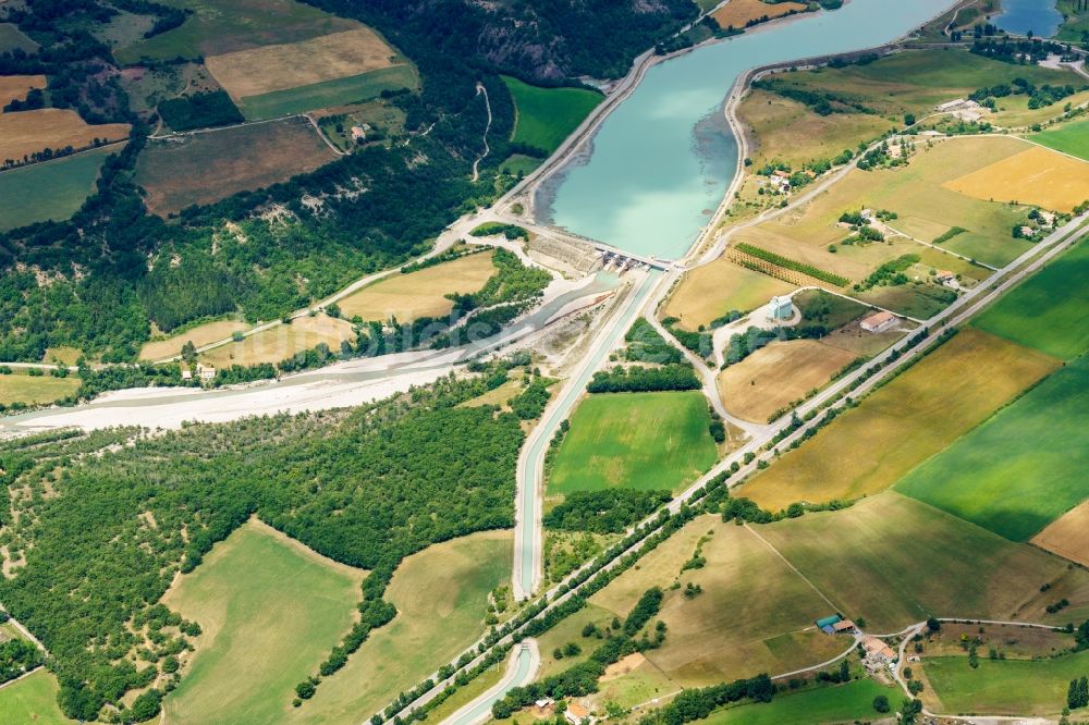 Méreuil aus der Vogelperspektive: Wasserwerk und Wasserkraftwerk am Wildwasserfluss Buëch in Méreuil in Provence-Alpes-Cote d'Azur, Frankreich