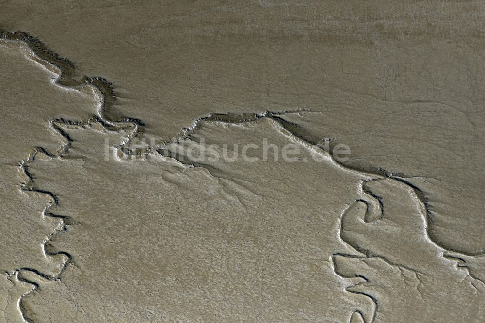 Hahnöfersand aus der Vogelperspektive: Wattenlandschaft am Flußverlauf der Elbe in Hahnöfersand im Bundesland Niedersachsen, Deutschland