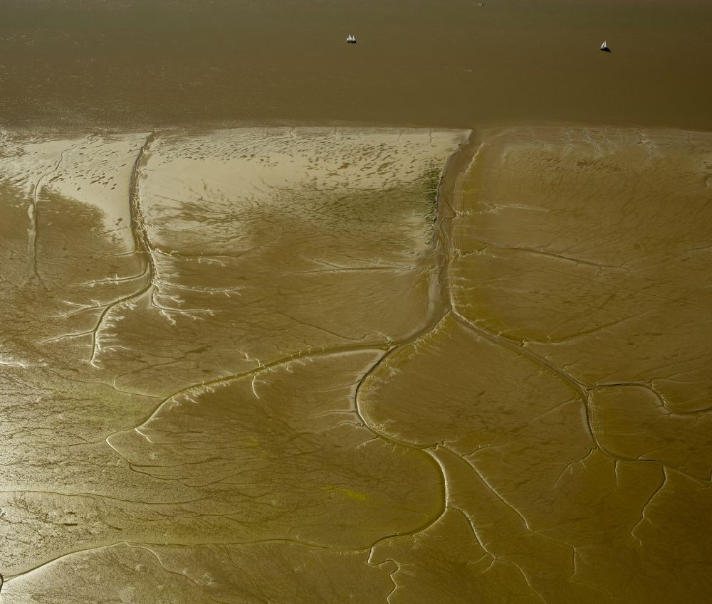Wedel aus der Vogelperspektive: Wattenmeer - artige Sandaufspülungen am Ufer der Elbe bei Wedel im Bundesland Schleswig-Holstein