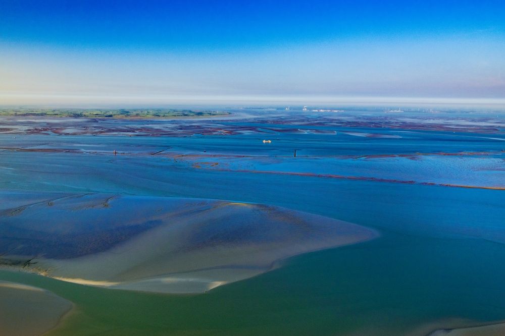 Luftbild Wurster Nordseeküste - Wattenmeer in der Außenweserin Höhe der Wurster Nordseeküste im Bundesland Niedersachsen, Deutschland