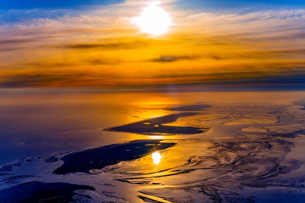 Luftbild Baltrum - Wattenmeer der Nordsee- Küste beim Sonnenaufgang in Baltrum im Bundesland Niedersachsen, Deutschland