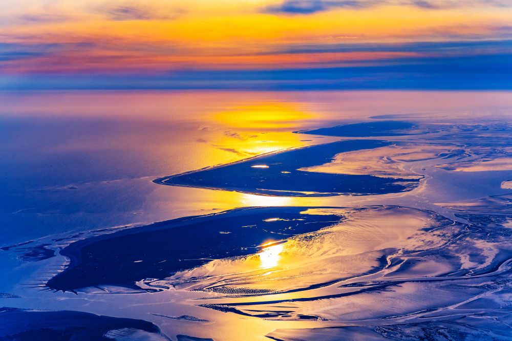 Luftaufnahme Baltrum - Wattenmeer der Nordsee- Küste beim Sonnenaufgang in Baltrum im Bundesland Niedersachsen, Deutschland