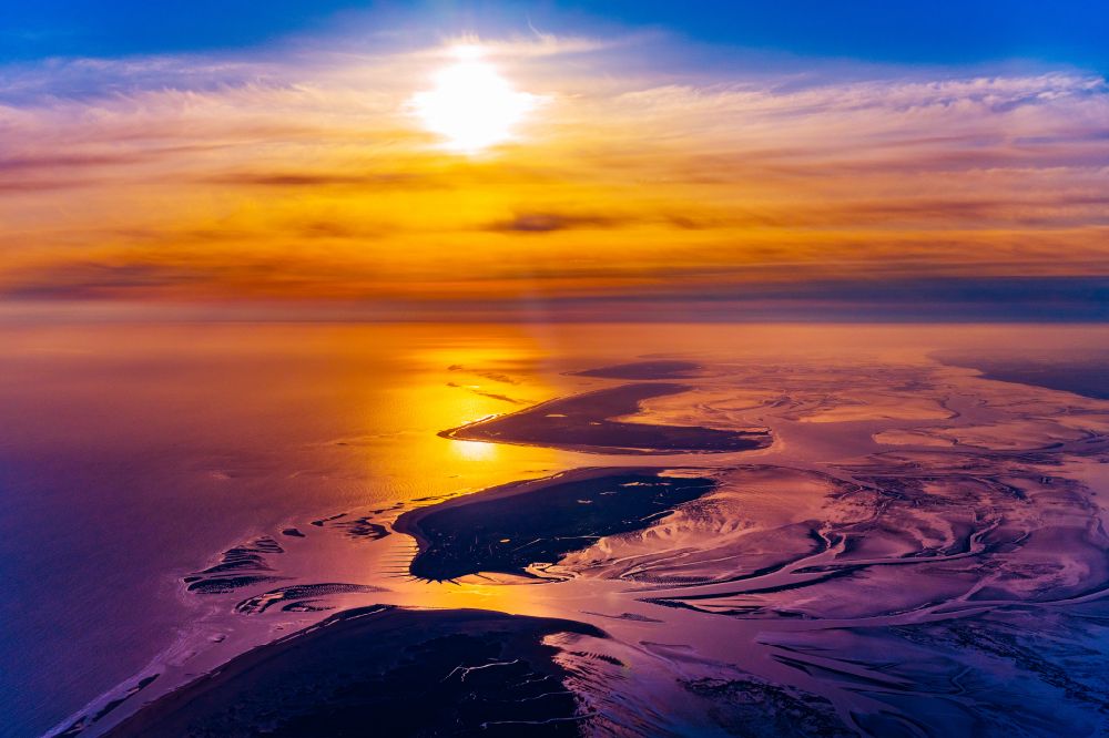 Luftbild Baltrum - Wattenmeer der Nordsee- Küste beim Sonnenaufgang in Baltrum im Bundesland Niedersachsen, Deutschland