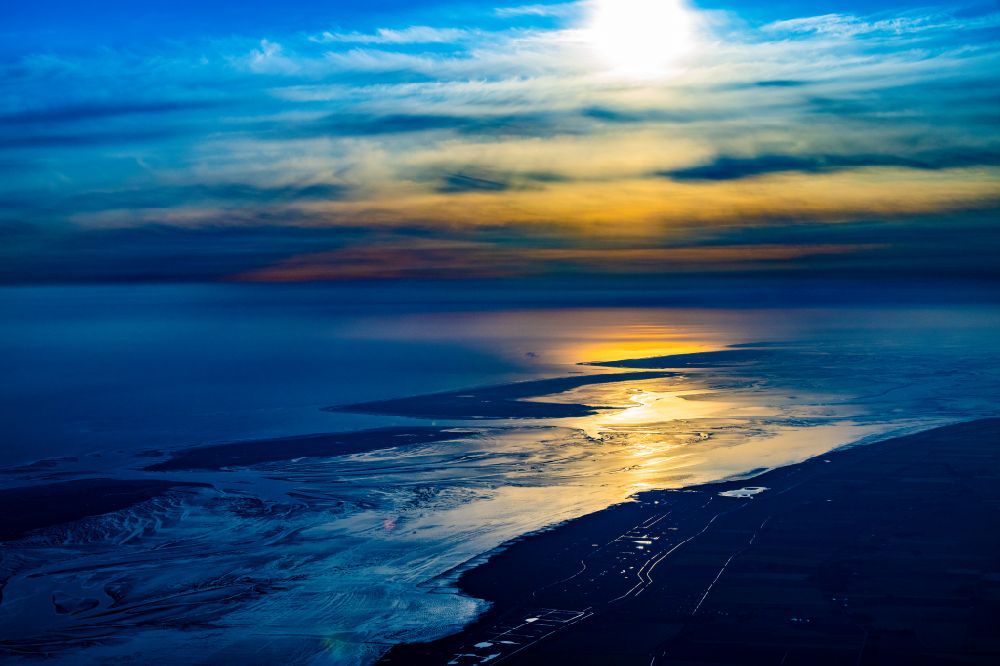 Luftaufnahme Baltrum - Wattenmeer der Nordsee- Küste beim Sonnenaufgang in Baltrum im Bundesland Niedersachsen, Deutschland