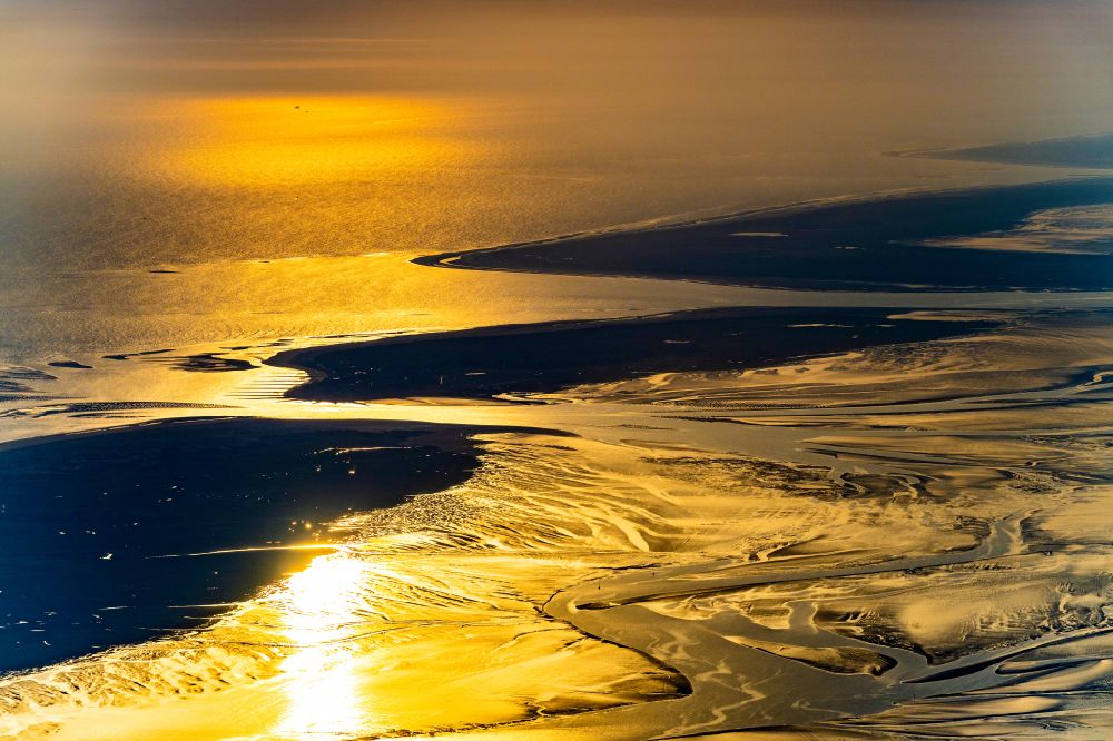 Baltrum aus der Vogelperspektive: Wattenmeer der Nordsee- Küste beim Sonnenaufgang in Baltrum im Bundesland Niedersachsen, Deutschland