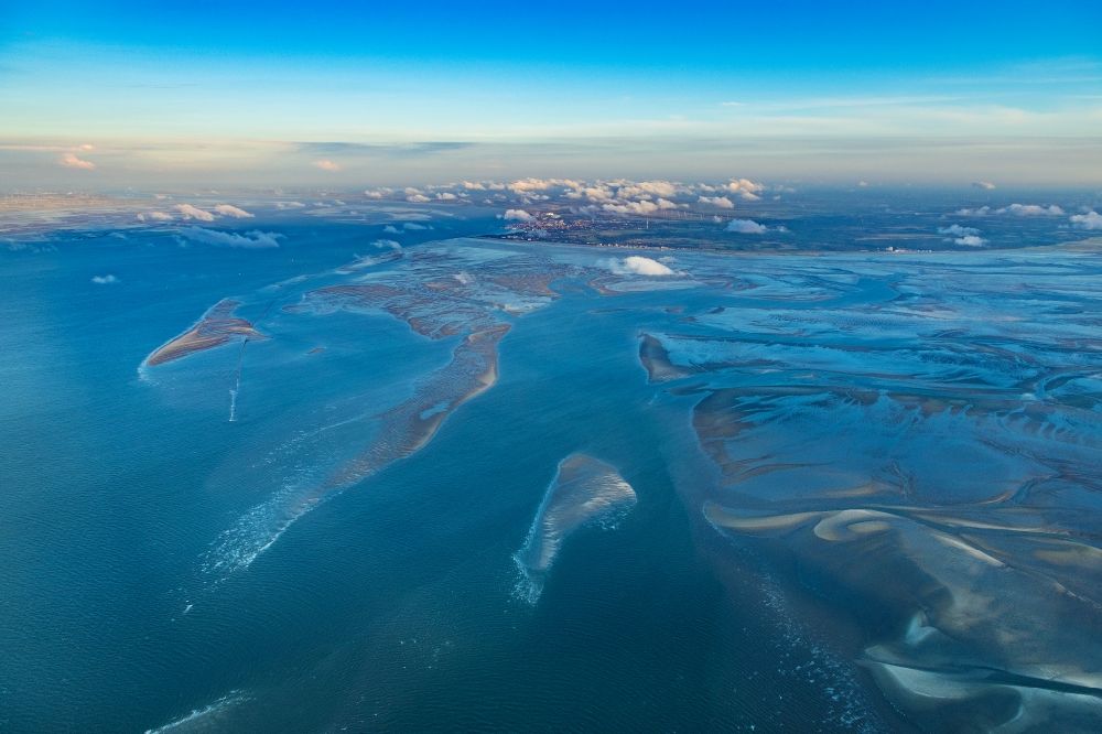 Cuxhaven aus der Vogelperspektive: Wattenmeer der Nordsee- Küste vor Cuxhaven im Bundesland Niedersachsen, Deutschland