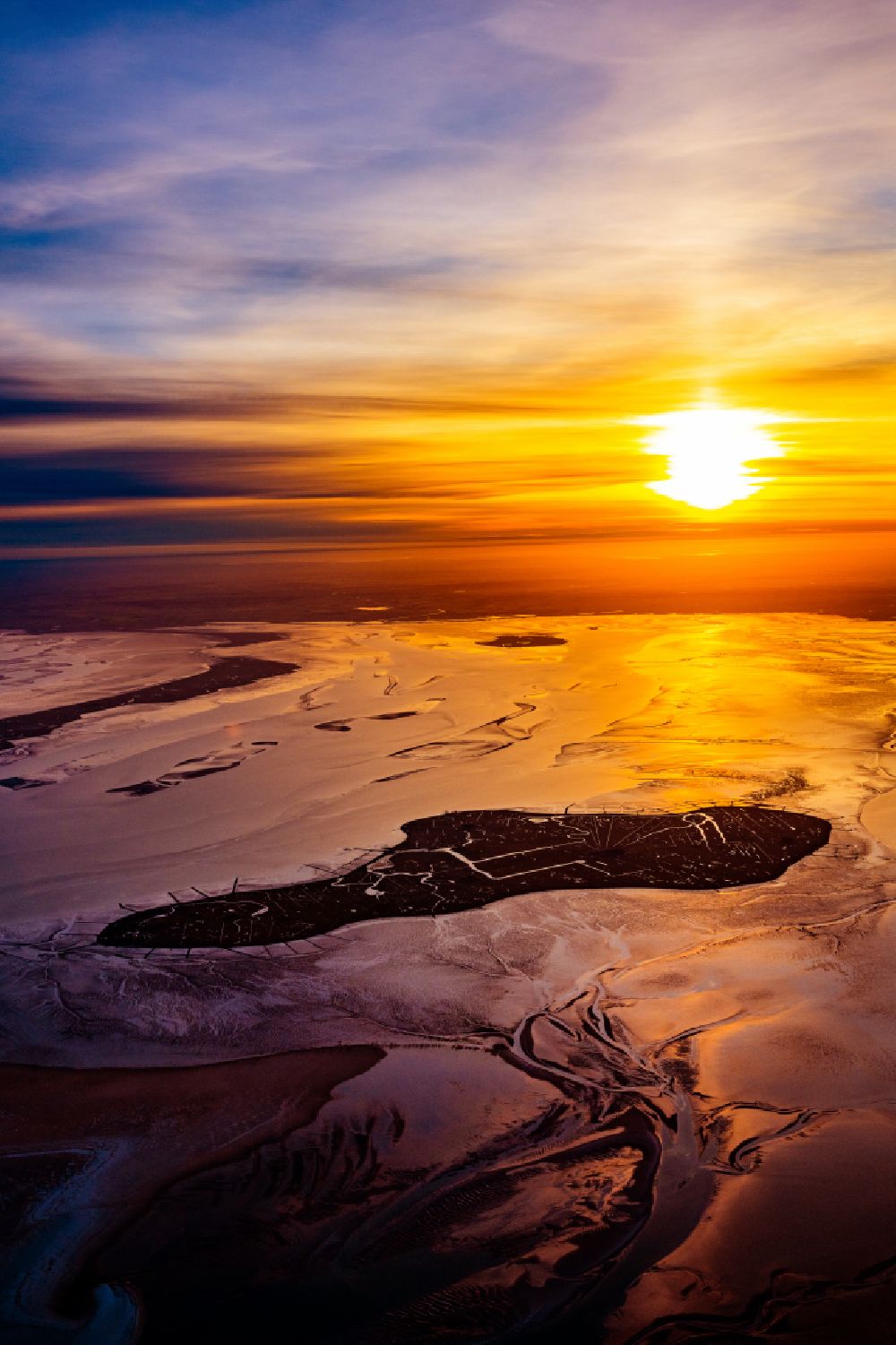 Luftbild Hooge - Wattenmeer der Nordsee- Küste in Hallig Hooge im Sonnenaufgang im Bundesland Schleswig-Holstein, Deutschland