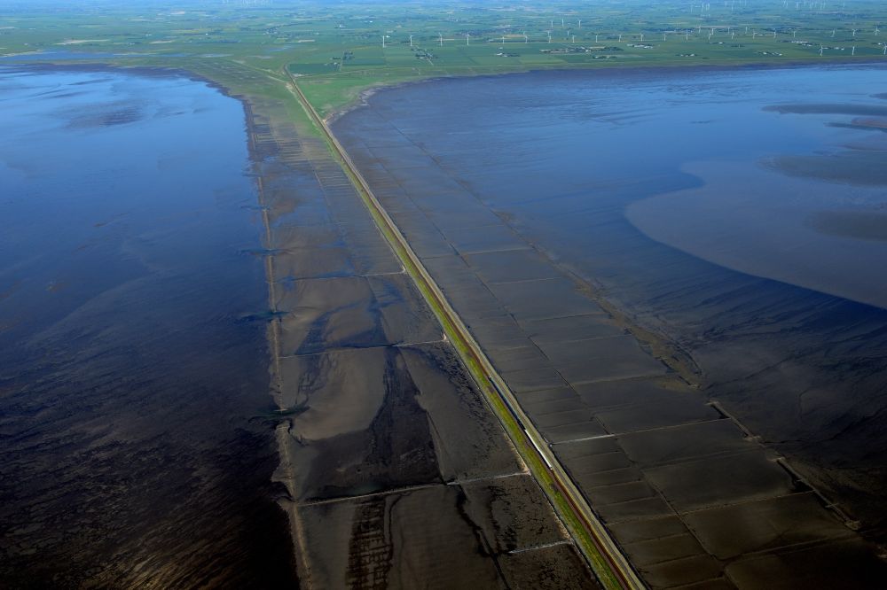 Luftaufnahme Sylt - Wattenmeer der Nordsee- Küste am Hindenburgdamm in Sylt im Bundesland Schleswig-Holstein
