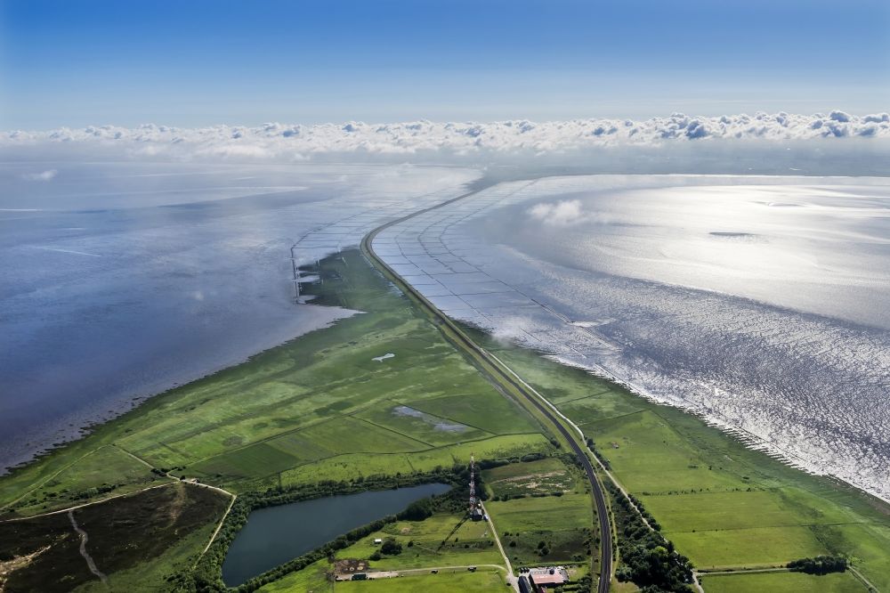 Sylt-Ost von oben - Wattenmeer der Nordsee- Küste am Hindenburgdamm in Sylt im Bundesland Schleswig-Holstein