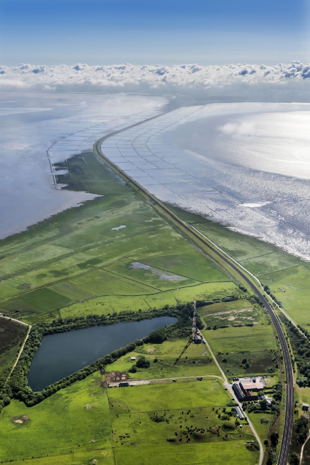 Sylt-Ost aus der Vogelperspektive: Wattenmeer der Nordsee- Küste am Hindenburgdamm in Sylt im Bundesland Schleswig-Holstein