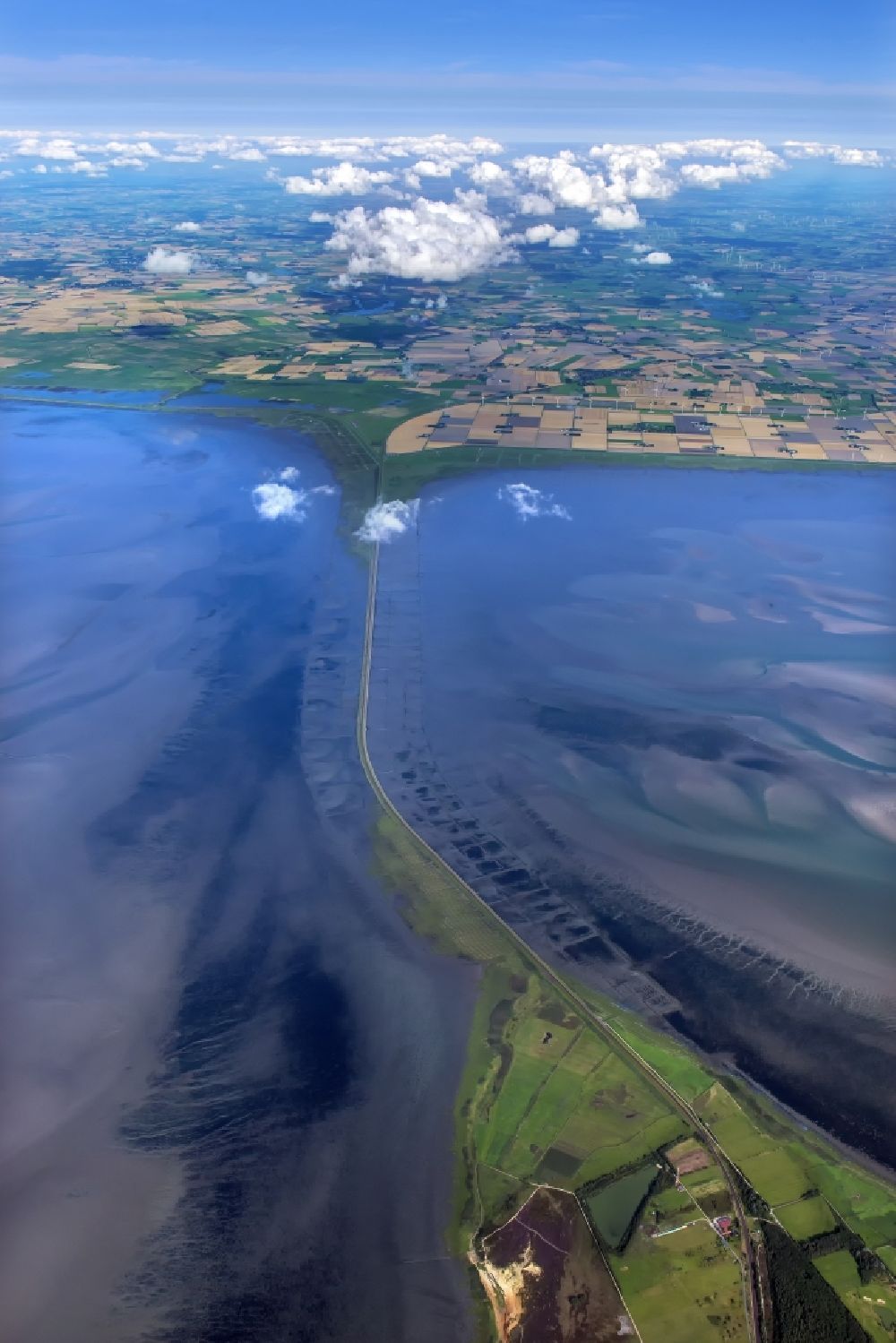 Sylt aus der Vogelperspektive: Wattenmeer der Nordsee- Küste am Hindenburgdamm in Sylt im Bundesland Schleswig-Holstein