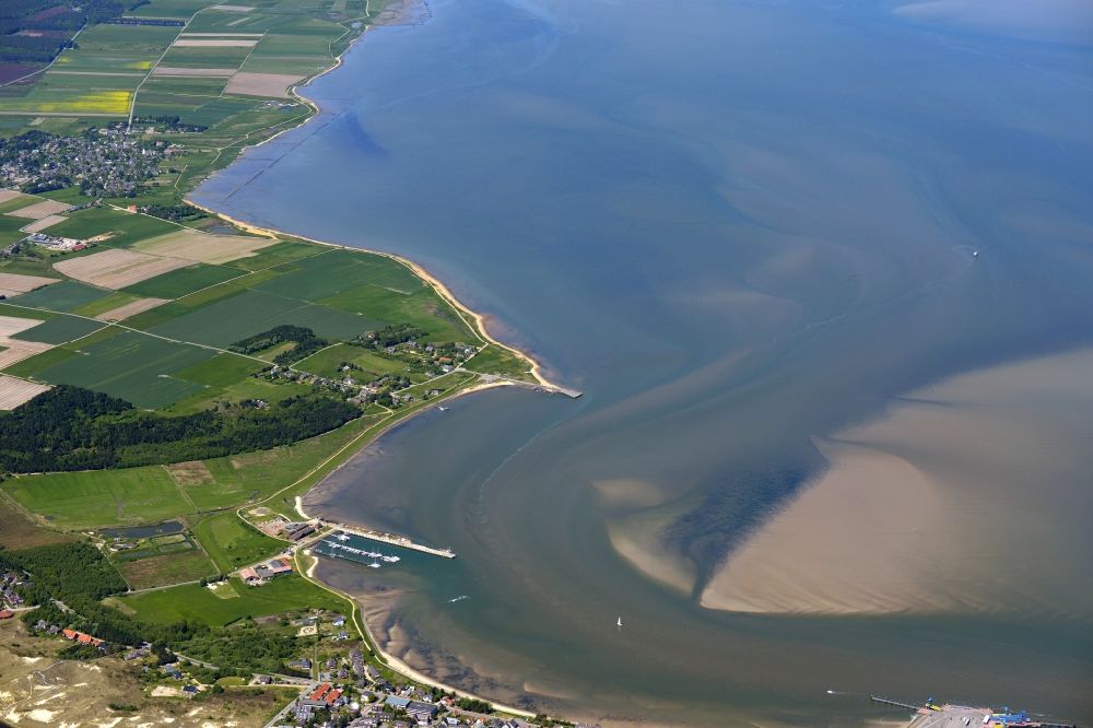 Wittdün auf Amrum aus der Vogelperspektive: Wattenmeer der Nordsee- Küste vor der Insel Amrum im Bundesland Schleswig-Holstein