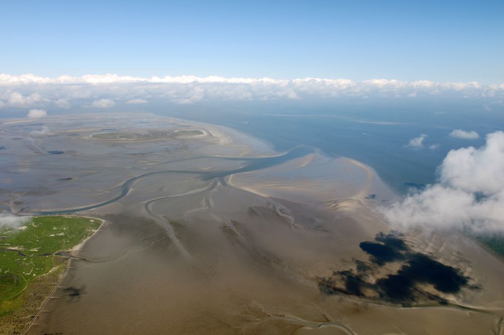 Neuwerk aus der Vogelperspektive: Wattenmeer der Nordsee- Küste vor der Insel in Neuwerk im Bundesland Hamburg