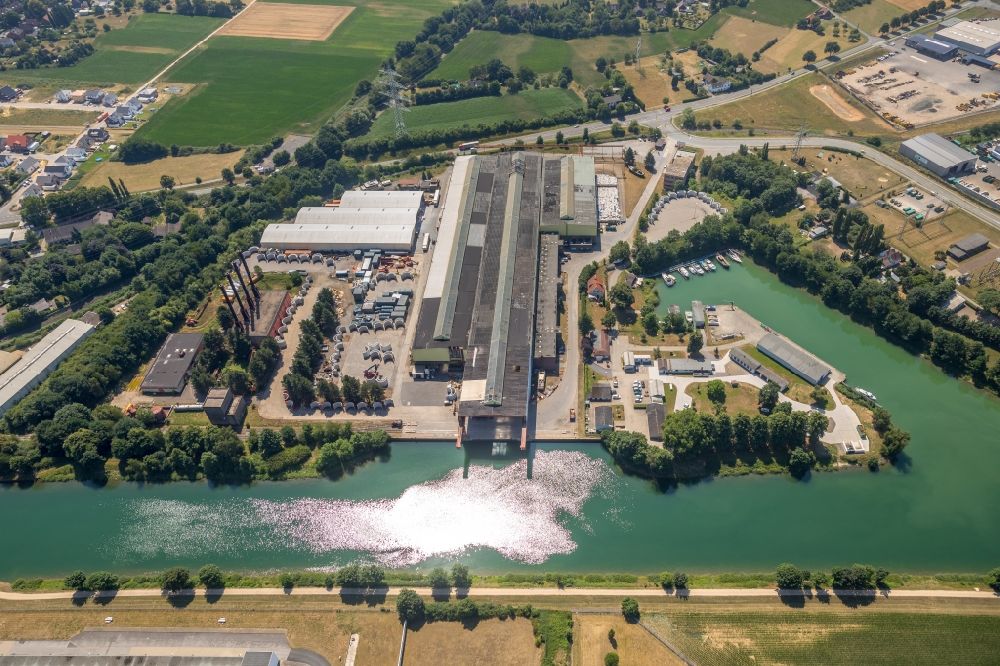 Voerde (Niederrhein) von oben - WDK Hafen und Lager GmbH am Wesel-Datteln-Kanal im Ortsteil Spellen in Voerde (Niederrhein) im Bundesland Nordrhein-Westfalen