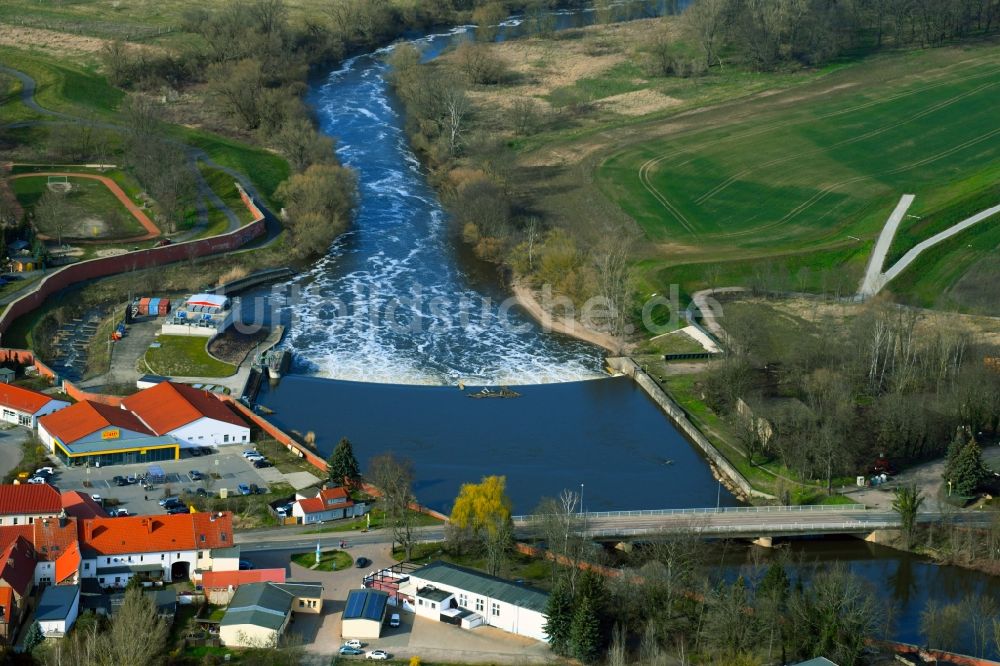 Raguhn aus der Vogelperspektive: Wehr am Flussverlauf der Mulde in Raguhn im Bundesland Sachsen-Anhalt, Deutschland