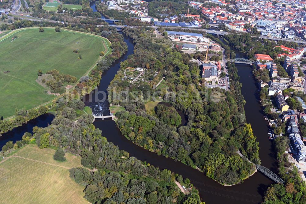 Luftaufnahme Halle (Saale) - Wehr am Ufer des Flußverlauf der Elisabeth-Saale in Halle (Saale) im Bundesland Sachsen-Anhalt, Deutschland