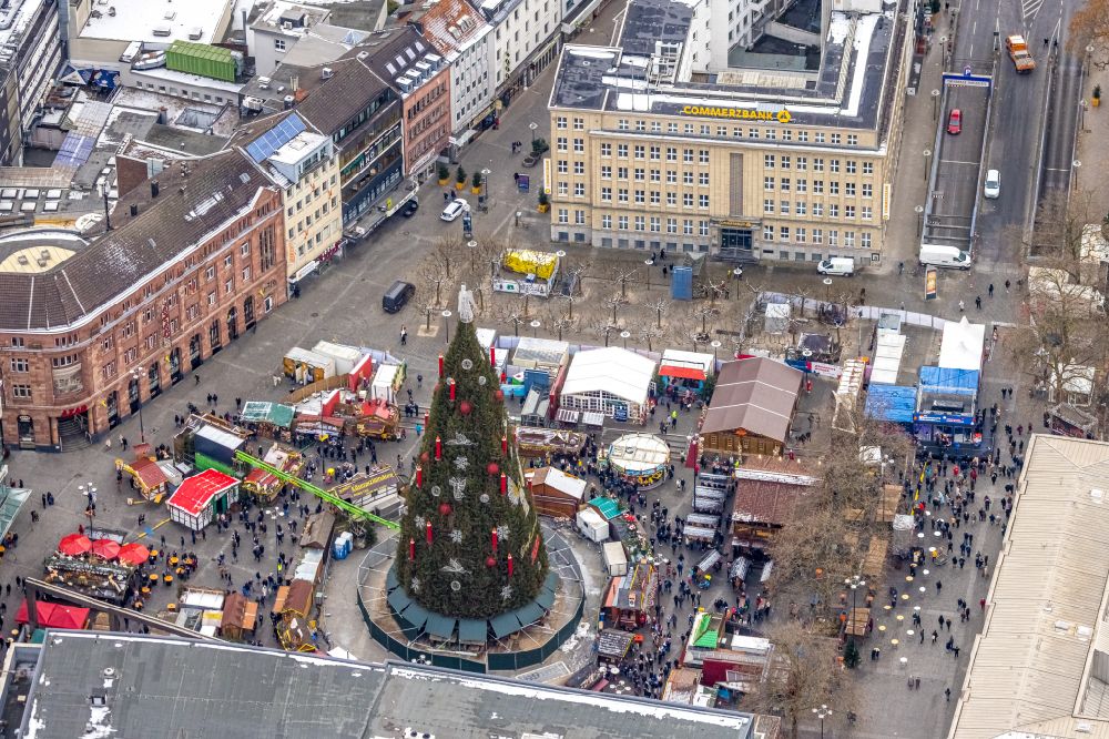 Dortmund von oben - Weihnachtsmarkt- Veranstaltungsgelände und der Verkaufs- Hütten und Buden des Dortmunder Weihnachtsmarkt in Dortmund im Bundesland Nordrhein-Westfalen, Deutschland