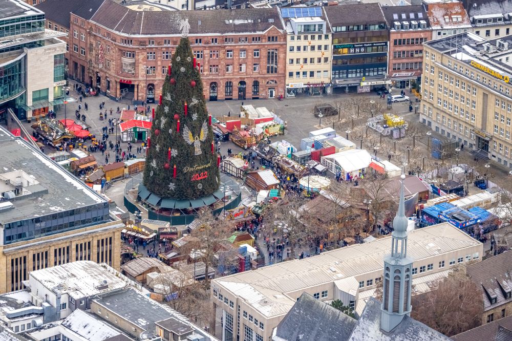 Dortmund von oben - Weihnachtsmarkt- Veranstaltungsgelände und der Verkaufs- Hütten und Buden des Dortmunder Weihnachtsmarkt in Dortmund im Bundesland Nordrhein-Westfalen, Deutschland
