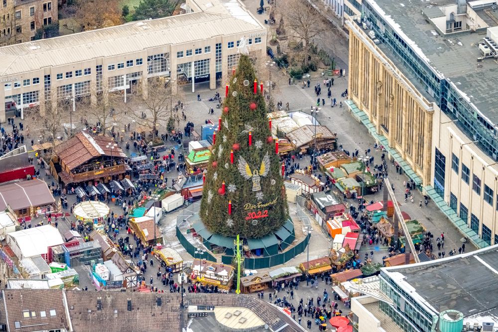 Dortmund von oben - Weihnachtsmarkt- Veranstaltungsgelände am großen Weihnachtsbaum auf dem Hansaplatz im Ortsteil City-West in Dortmund im Bundesland Nordrhein-Westfalen