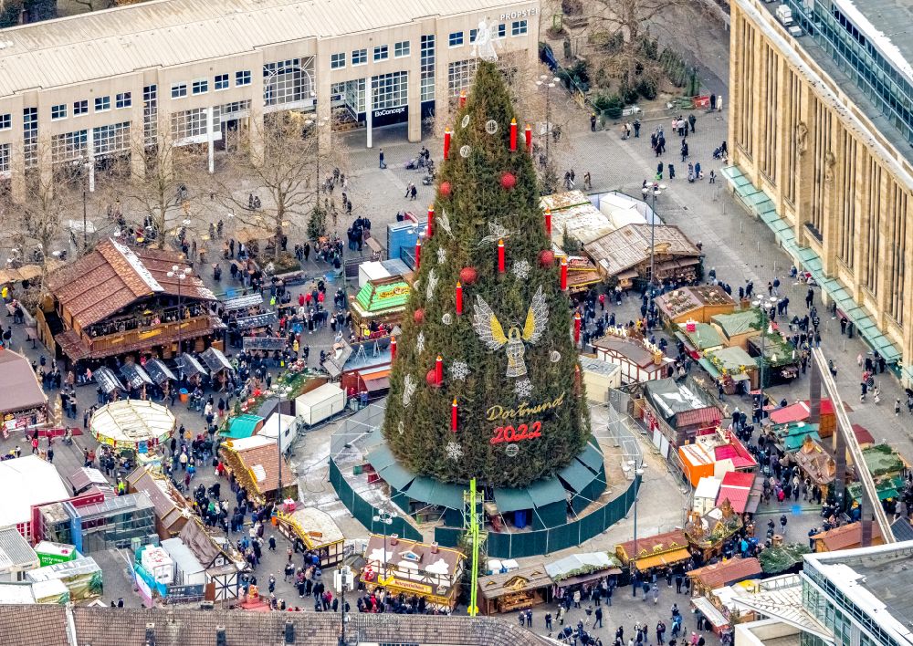Dortmund aus der Vogelperspektive: Weihnachtsmarkt- Veranstaltungsgelände am großen Weihnachtsbaum auf dem Hansaplatz im Ortsteil City-West in Dortmund im Bundesland Nordrhein-Westfalen