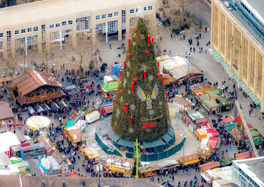 Luftbild Dortmund - Weihnachtsmarkt- Veranstaltungsgelände am großen Weihnachtsbaum auf dem Hansaplatz im Ortsteil City-West in Dortmund im Bundesland Nordrhein-Westfalen