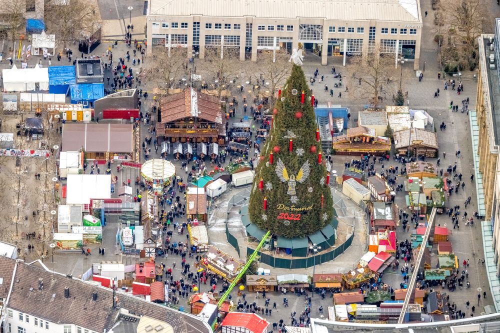 Luftaufnahme Dortmund - Weihnachtsmarkt- Veranstaltungsgelände am großen Weihnachtsbaum auf dem Hansaplatz im Ortsteil City-West in Dortmund im Bundesland Nordrhein-Westfalen