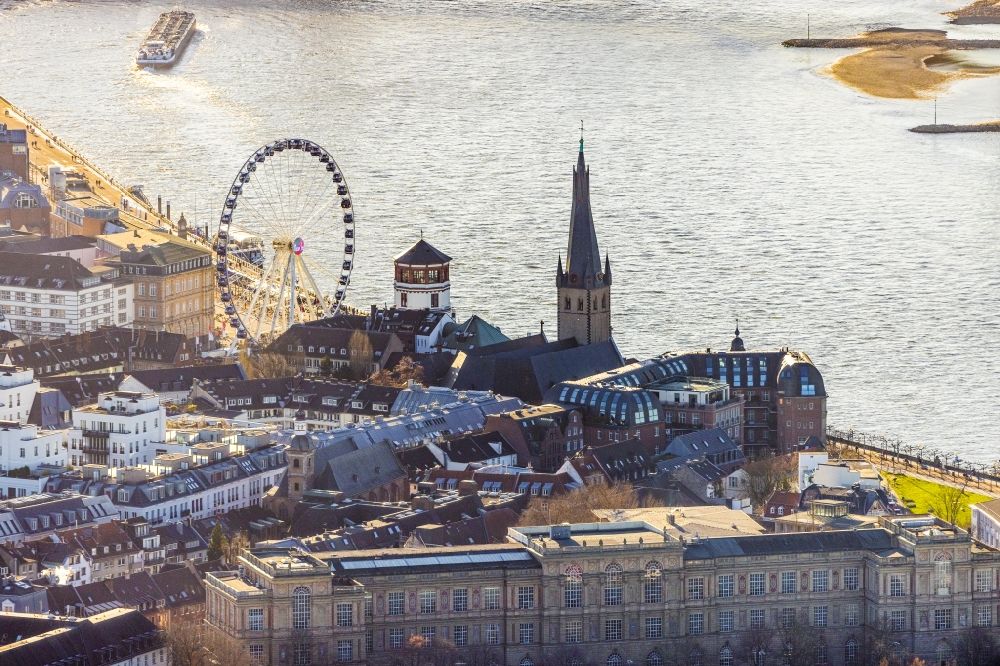 Luftaufnahme Düsseldorf - Weihnachtsmarkt- Veranstaltungsgelände mit Riesenrad auf dem Burgplatz in Düsseldorf im Bundesland Nordrhein-Westfalen, Deutschland