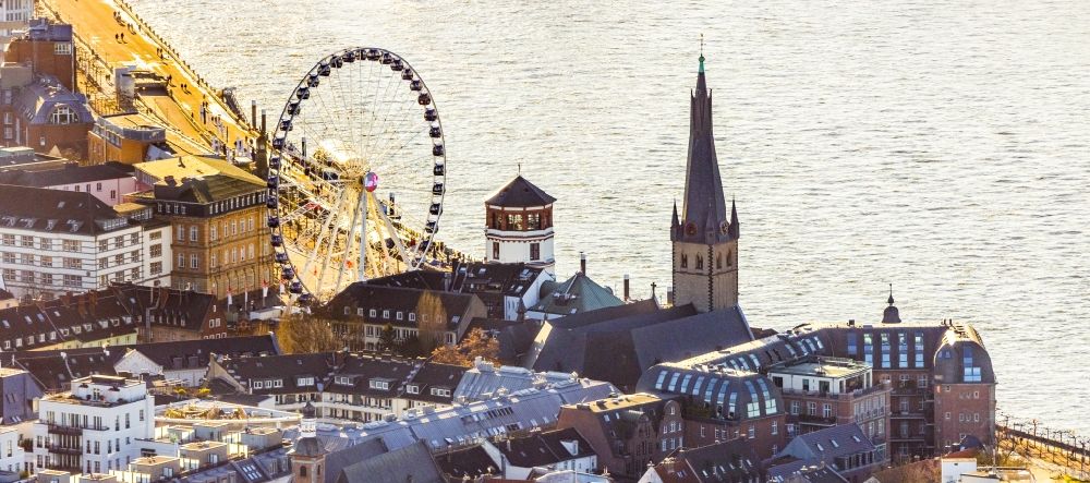 Düsseldorf aus der Vogelperspektive: Weihnachtsmarkt- Veranstaltungsgelände mit Riesenrad auf dem Burgplatz in Düsseldorf im Bundesland Nordrhein-Westfalen, Deutschland