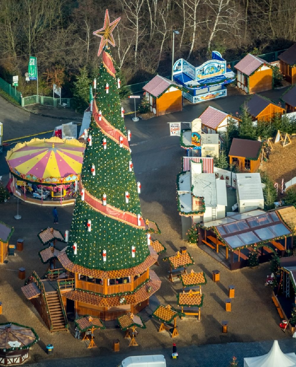 Luftaufnahme Herne - Weihnachtsmarkt- Veranstaltungsgelände und Verkaufs- Hütten und Buden Cranger Weihnachtszauber in Herne im Bundesland Nordrhein-Westfalen, Deutschland