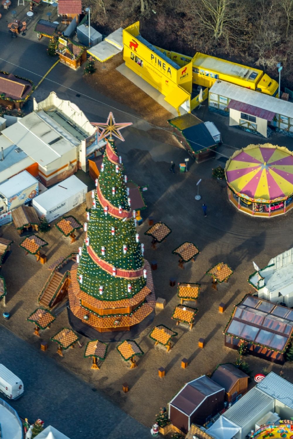 Herne von oben - Weihnachtsmarkt- Veranstaltungsgelände und Verkaufs- Hütten und Buden Cranger Weihnachtszauber in Herne im Bundesland Nordrhein-Westfalen, Deutschland