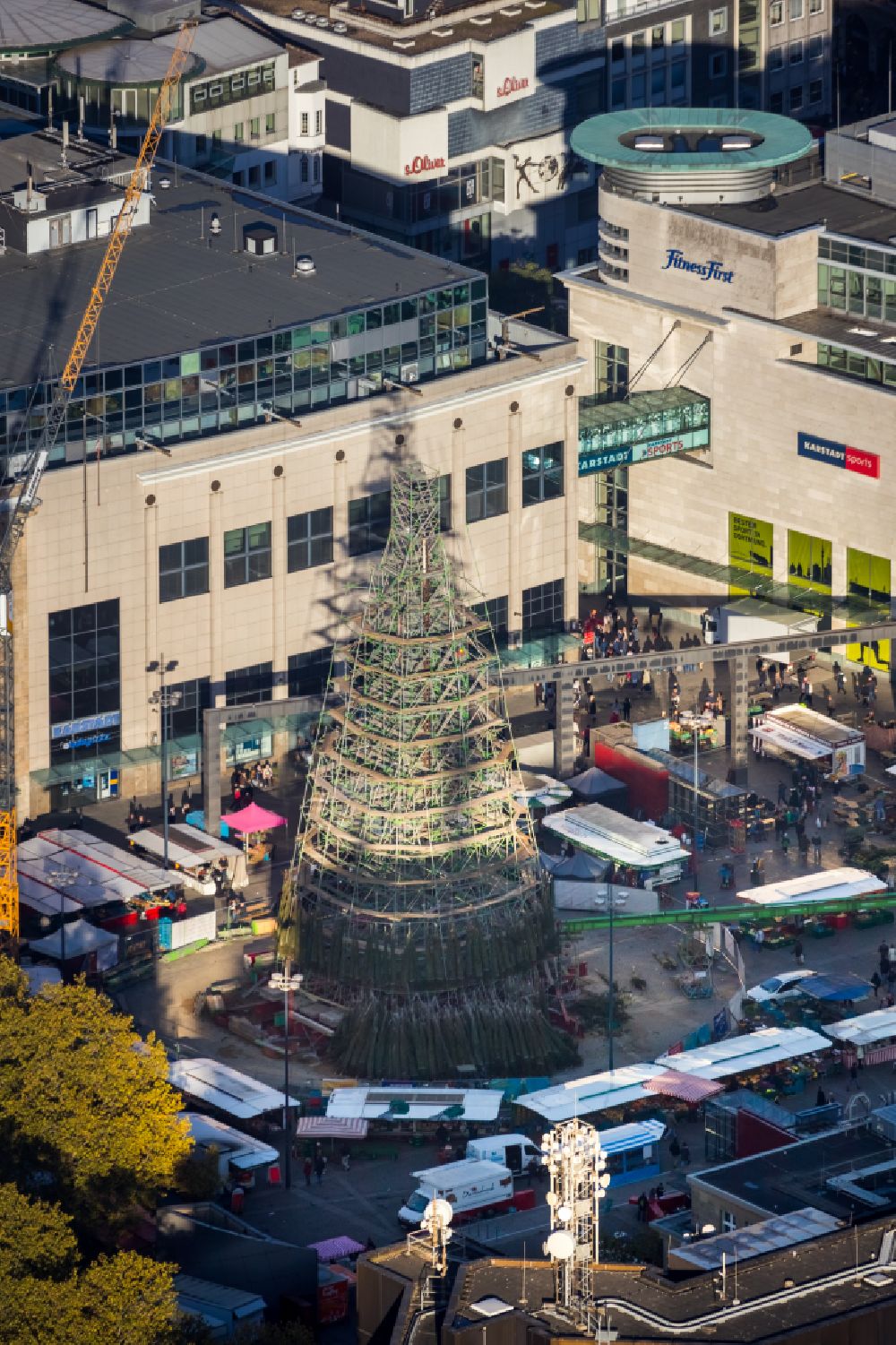 Dortmund aus der Vogelperspektive: Weihnachtsmarkt- Veranstaltungsgelände und der Verkaufs- Hütten und Buden des Dortmunder Weihnachtsmarkt in Dortmund im Bundesland Nordrhein-Westfalen, Deutschland