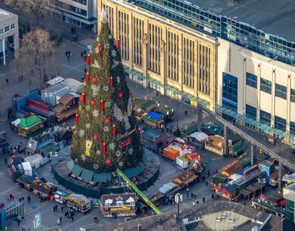 Luftaufnahme Dortmund - Weihnachtsmarkt- Veranstaltungsgelände und Verkaufs- Hütten und Buden auf dem Friedensplatz in Dortmund im Bundesland Nordrhein-Westfalen, Deutschland