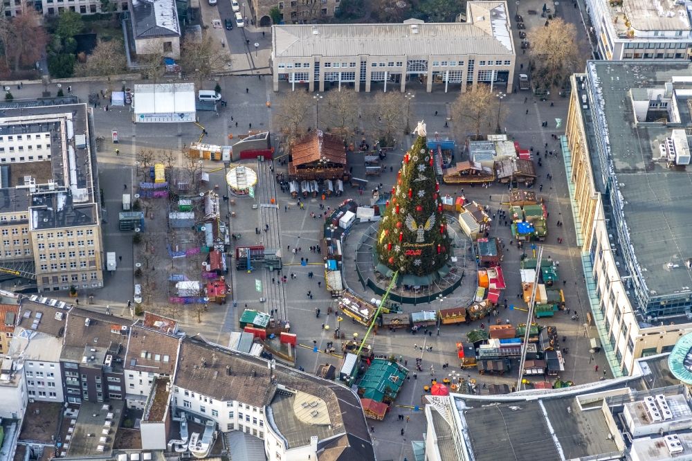 Dortmund von oben - Weihnachtsmarkt- Veranstaltungsgelände und Verkaufs- Hütten und Buden auf dem Friedensplatz in Dortmund im Bundesland Nordrhein-Westfalen, Deutschland